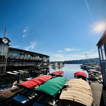 “Pre-tourist huddle.” Lake Union, Seattle.