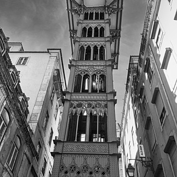 Lisbon Portugal. The Santa Justa Lift (Portuguese: Elevador de Santa Justa, pronounced [elɨvɐˈðoɾ ðɨ ˈsɐ̃tɐ ˈʒuʃtɐ]), also called Carmo Lift (Portuguese: Elevador do Carmo, [elɨvɐˈðoɾ ðu ˈkaɾmu]), is an elevator, or lift, in the civil parish of Santa Maria Maior, in the historic center of Lisbon, Portugal. Situated at the end of Rua de Santa Justa, it connects the lower streets of the Baixa with the higher Largo do Carmo (Carmo Square).