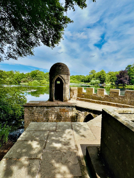 Paul Deverill — The Fort, constructed in 1749 by the fifth Lord Byron, served as a vantage point for miniature naval reenactments and cannons firing across the lake. On such occasions, the expanse of water became his mini ‘Mediterranean Sea’. In 1877, the Webbs converted the building into a boathouse.