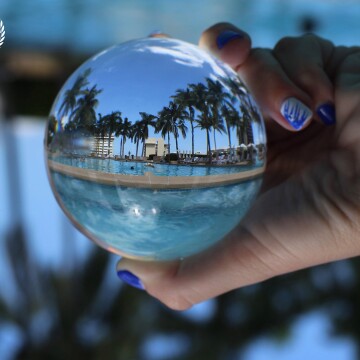 Holding Miami in the "palm" of my hand... Who doesn't like a good pun anyway?  Miami, no what what time of year, can always bring relaxation and tranquility, especially when you stay at the lovely Four Seasons Downtown. 
