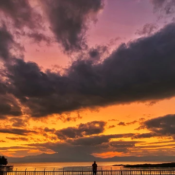 On the lake of Beyşehir, in Turkey, a breathtaking sunset enchants a passerby.<br />
Sul lago di Beyşehir, in Turchia,  un tramonto mozzafiato incanta un passante.