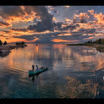 Beyşehir Lake, Turkey<br />
On the waters of Lake Beyşehir, gilded by sunset, boats come out for daily fishing<br />
Sulle acque del lago di Beyşehir, dorate dal tramonto, le barche escono per la pesca giornaliera