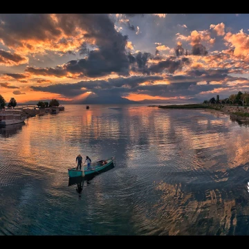 Beyşehir Lake, Turkey<br />
On the waters of Lake Beyşehir, gilded by sunset, boats come out for daily fishing<br />
Sulle acque del lago di Beyşehir, dorate dal tramonto, le barche escono per la pesca giornaliera