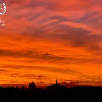 Florence, Italy.  The city skyline stands out with the magnificent Brunelleschi's Dome against the backdrop of a fiery sunset.<br />
Firenze, Italia. Lo skyline della città risalta con la magnifica Cupola del Brunelleschi sullo sfondo di un tramonto di fuoco.