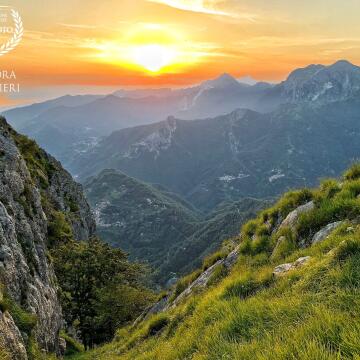 The Apuan Alps are a mountain range located in the north-west of Tuscany. These mountains are part of the Apuan Alps Regional Natural Park which includes a large variety of mountain and hilly environments and the famous white Carrara marble quarries.  Since 2012, the park has become part of the UNESCO Global Geoparks.<br />
Apuan Alps, Tuscany.<br />
<br />
Le Alpi Apuane sono una catena montuosa situata nel nord-ovest della Toscana, Queste montagne fanno parte del Parco Naturale Regionale delle Alpi Apuane che comprende una grande varietà di ambienti montani e collinari e le famose cave di marmo bianco di Carrara. Dal 2012, il parco è entrato a far parte della rete dei Geoparchi mondiali UNESCO.<br />
Alpi Apuane, Toscana.