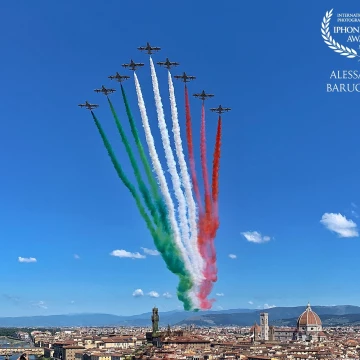 Florence, Italy.<br />
The Italian national aerobatic air patrol, called “Frecce Tricolori”, carries out an overflight of all the main Italian cities immediately after the lockdown due to the pandemic.  Here he is in Florence, where he makes a passage spreading out like a fan to greet the citizens. <br />
<br />
Firenze, Italia.<br />
La pattuglia acrobatica nazionale italiana, chiamate “Frecce Tricolori”, effettua subito dopo il lockdown doc<br />
Vito alla pandemia, un sorvolo di tutte le principali città italiane. Qui è su Firenze, dove effettua un passaggio allargandosi a ventaglio per salutare la cittadinanza.