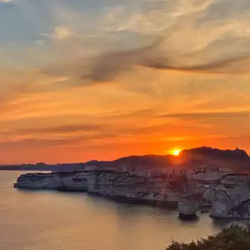 Bonifacio, Francia.<br />
Il sole tramonta dietro la rocca su cui si inerpica una Bonifacio semideserta, nell’estate dopo il lockdown per la pandemia.<br />
<br />
Bonifacio, France.<br />
The sunsets behind the rock on which a semi-deserted Bonifacio climbs, in the summer after the lockdown due to the pandemic<br />

