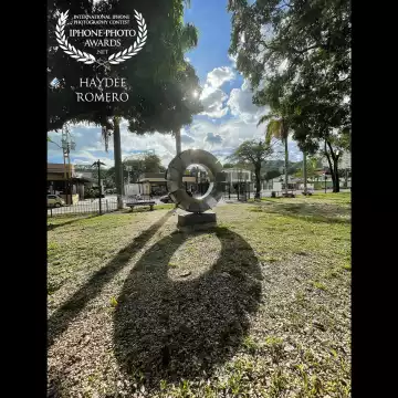Esta es una unas de  las obras al aire libre en la Plaza Andrés Pérez Mujica (Plaza de las esculturas) en la Urbanización El Viñedo, Valencia-Venezuela.