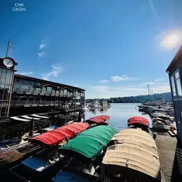 “Pre-tourist huddle.” Lake Union, Seattle.