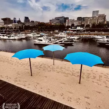 "Bleu à vue." Montréal, Québec, Canada.