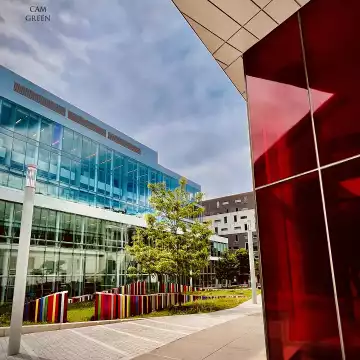 "Angles converge." Montréal, Québec, Canada.