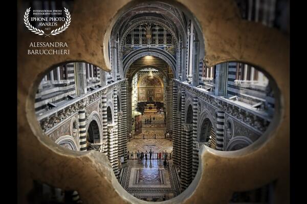 Siena, Italy<br />
The interior of the Siena Cathedral seen through the decorations of its internal passages.<br />
L’interno del Duomo di Siena visto attraverso le decorazioni dei suoi passaggi interni.