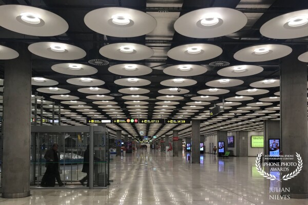 Composición de arquitectura en la terminal del aeropuerto Adolfo Suarez en Barajas-Madrid,  zona de transito de pasajeros,  curiosamente en ese momento con muy pocas personas.