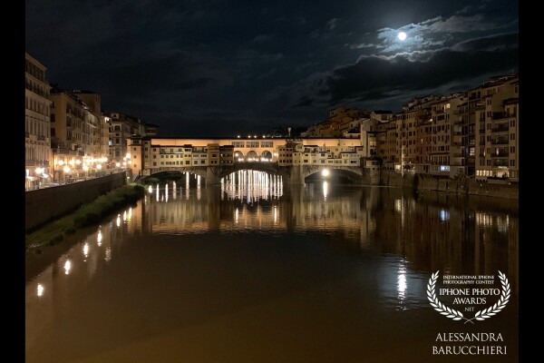 Firenze, Italia<br />
In una notte di plenilunio, il ponte più famoso di Firenze, Ponte Vecchio<br />
<br />
Florence, Italy<br />
 On a full moon night, the most famous bridge in Florence, Ponte Vecchio