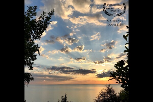 Hard to get up at dawn in late summer, the sun still rises very early. But if you do it and you are by the sea on the Conero Riviera, with a little luck you can find this beautiful landscape.