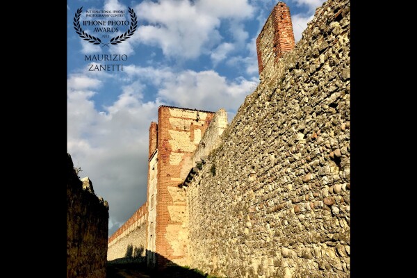The ancient defense walls surround Verona. Stratifications that start from the Roman era, cross that off the Scaligera lordship, arrive at the Austrian occupation. A few hundred meters from the crowded streets of the center, a splendid path crosses the Parco delle Mura.