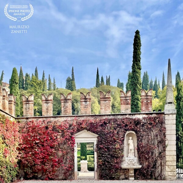 From the 16th century, what used to be the production space for dyeing wool became the garden of the villa that the Giusti family had built in the Veronetta district of Verona. Always cared for, it has maintained its original charm. In the photo, the entrance door seen from the courtyard of the Palazzo.
