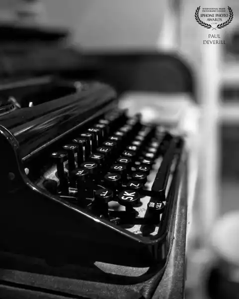 Just an old typewriter taken with iPhone 12 Pro on portrait mode f1.6  26mm<br />
1.29s hand held.