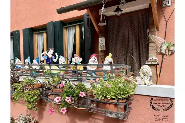 Burano is the island of the Venetian lagoon famous in the world for its colorful houses. In a hidden corner of it, colors are added to a fairytale balcony.