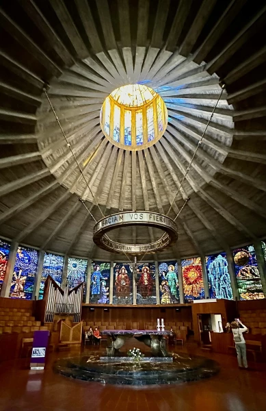 Vista del altar de la preciosa iglesia en Palma de Mallorca “la Porciuncula Franciscana”