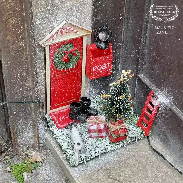 Fairy Doors, invented by American graphic designer Jonathan Wright and his wife Kathleen in 1993, are becoming increasingly popular in Italy. Finding them is sometimes a real challenge. In the photo one of those present in Verona.