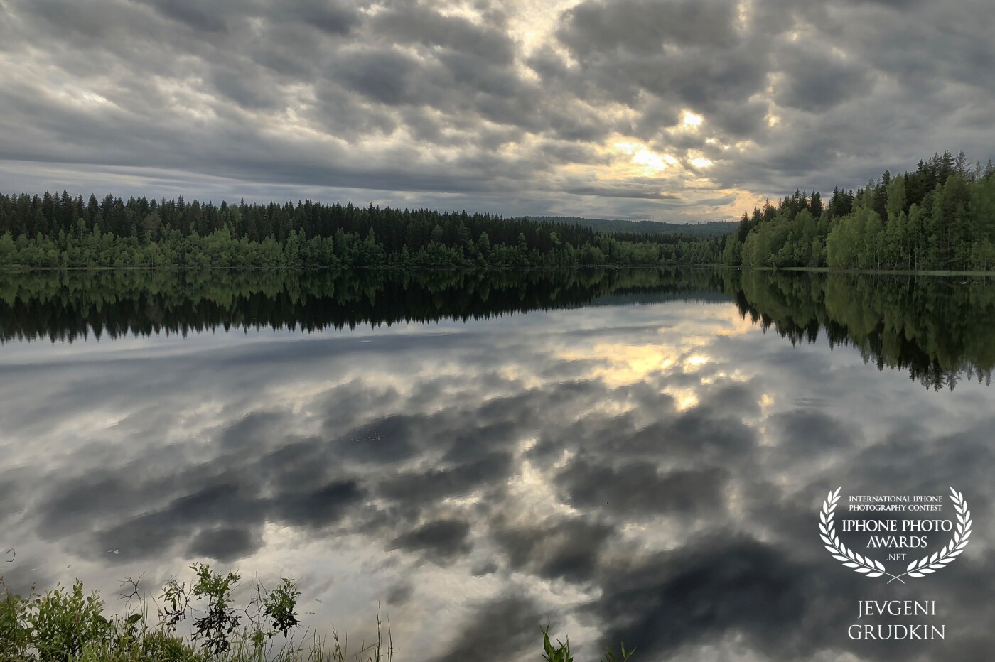 Photo taken in Finland, which is called the country of a thousand lakes ... In the photo one of the lakes of central Finland. The textured sky is reflected in the water.