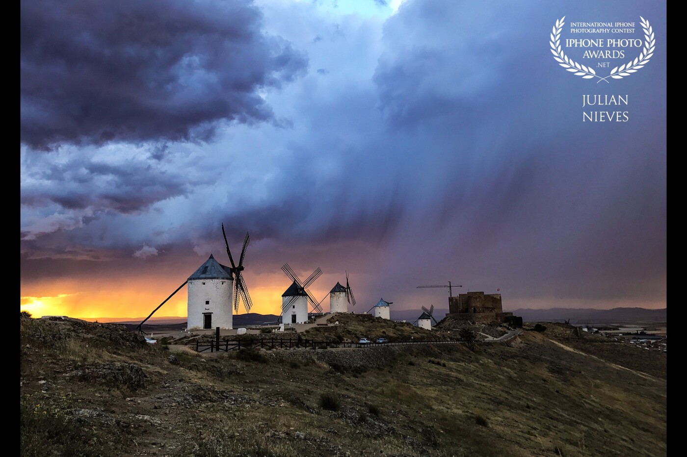 Atardecer de tormenta en un lugar emblemático de Castilla-La Mancha, como es el cerro Calderico con su Castillo y Molinos, situado en la localidad de Consuegra.