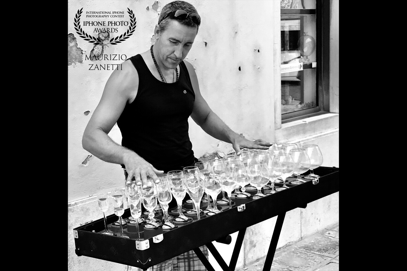 In the shadow of an old house in the beautiful Murano, a glass player gives the soundtrack to the island of glass. And the enchantment of sound is added to the charm of the glasses worked by generations of "master glassmakers" 