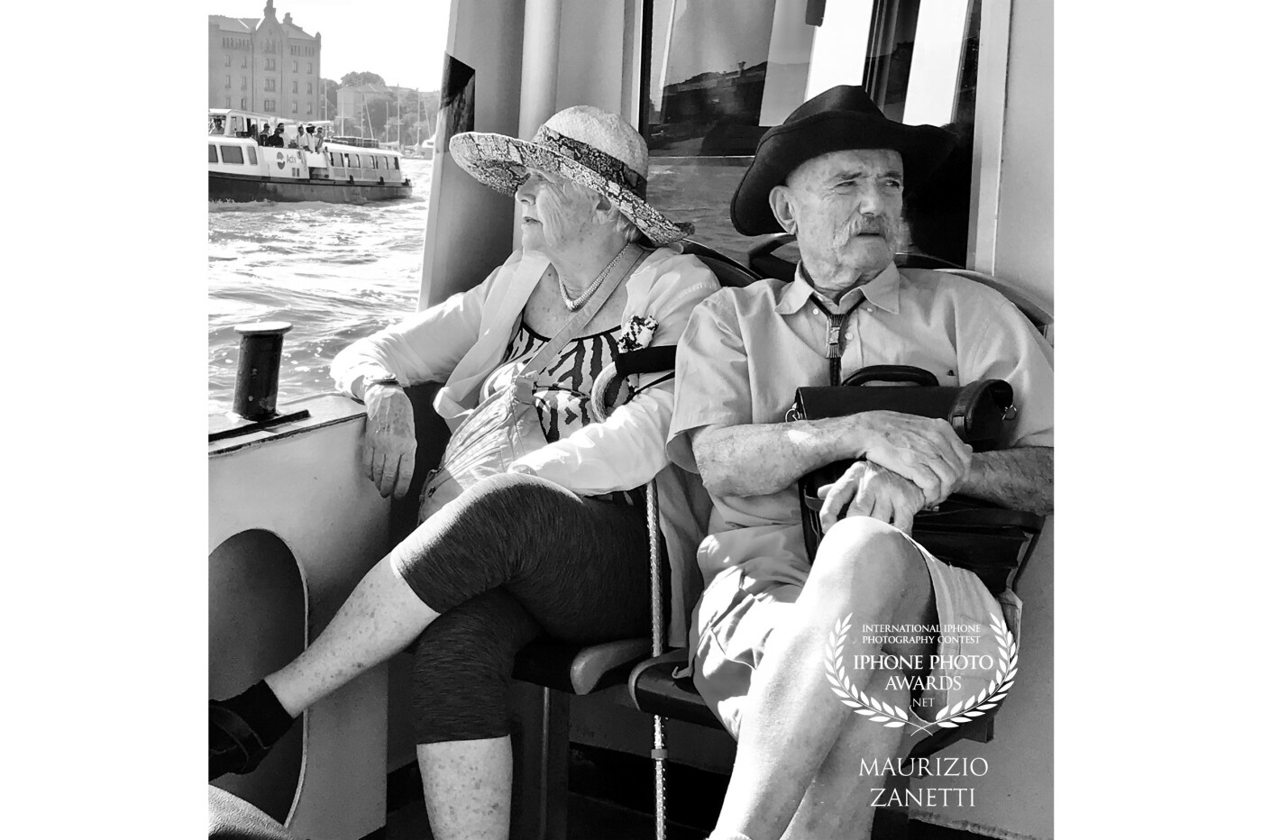 October 2018, a warm autumn day in Venice. On the vaporetto two American tourists. From his clothing they look like Texans. She looks at Giudecca and Molino Stucky, he watches the "zattere" from 100 ice-cream shops. I, indiscreet, shoot out with the iPhone and take the picture.