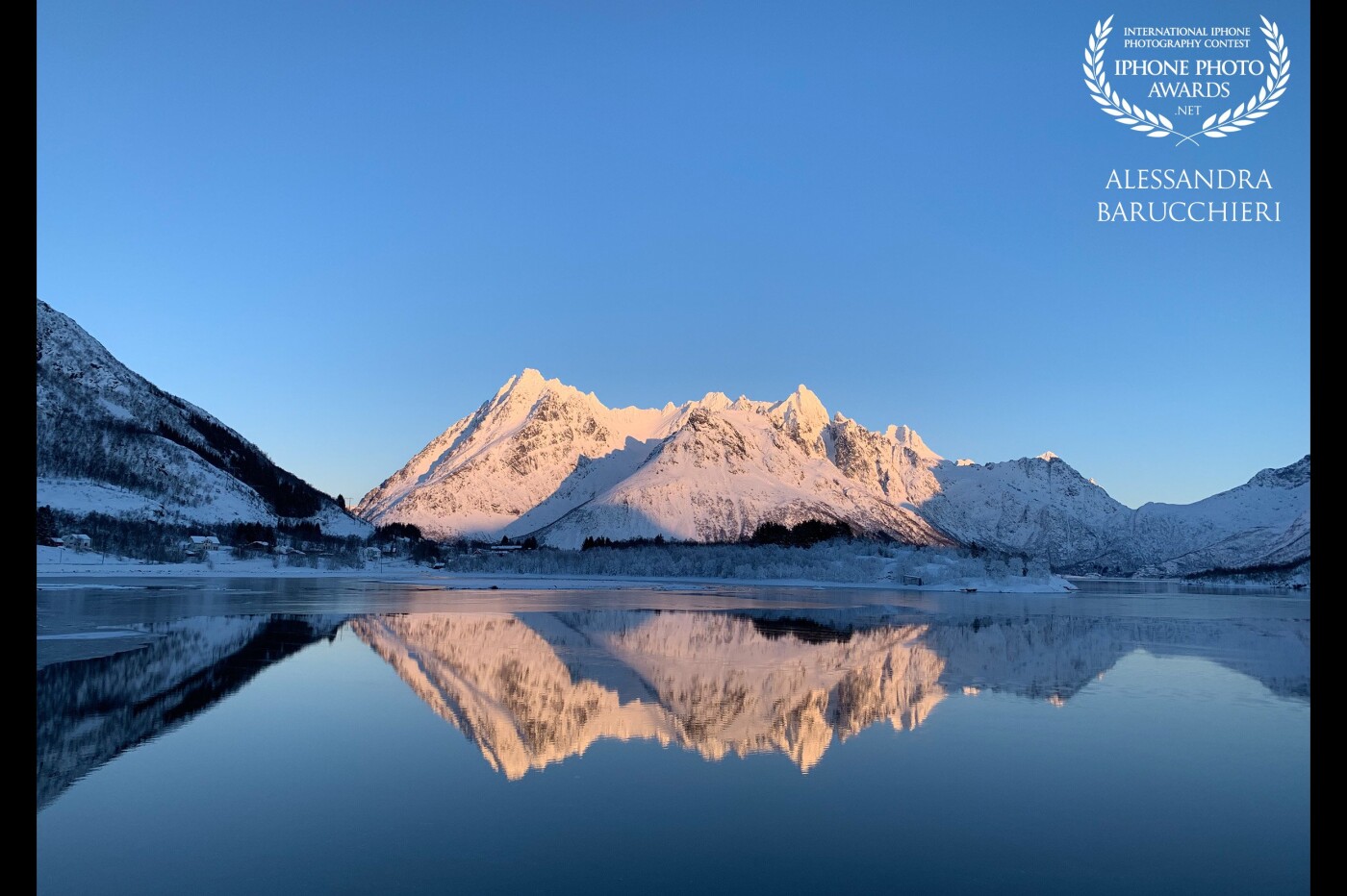 In Lofoten, Norway, fjords, and canals follow one another at the foot of the mountains with beautiful reflections<br />
<br />
Alle Lofoten, Norvegia, i fiordi e i canali si susseguono ai piedi delle montagne con riflessi bellissimi