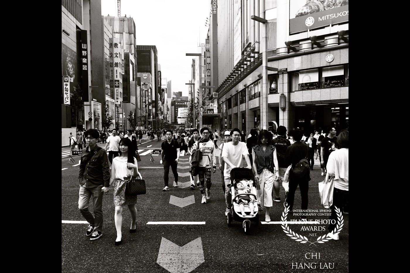 Random street view @ 4-Chome, Ginza, Tokyo.<br />
Ginza, one of the popular and high-class shopping areas in the world. Many internationally renowned department stores, boutiques, restaurants, and cafe located here which attract many tourists to visit. 