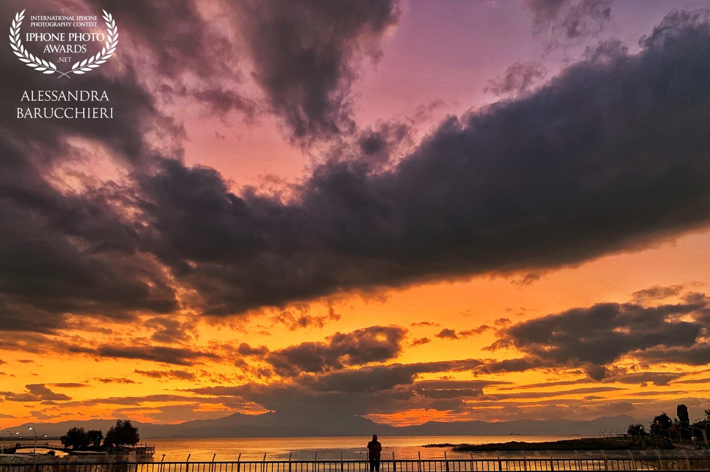 On the lake of Beyşehir, in Turkey, a breathtaking sunset enchants a passerby.<br />
Sul lago di Beyşehir, in Turchia,  un tramonto mozzafiato incanta un passante.