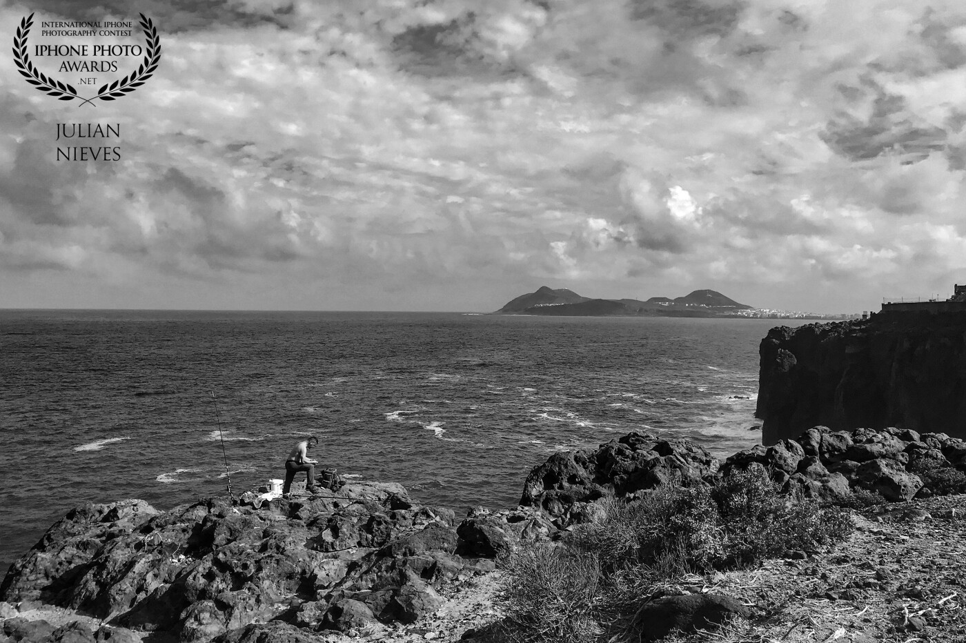 Momento de relax del pescador en los acantilados de Costa Ayala, pueblo cercano a la capital  las Palmas de Gran Canarias, un lugar muy rocoso y atractivo a su vez.