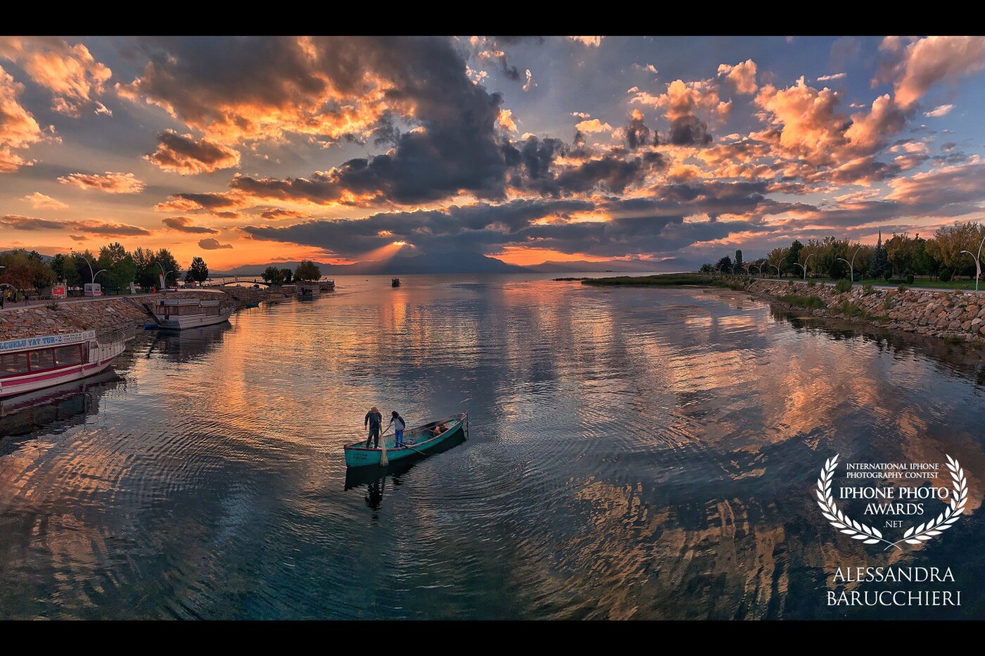 Beyşehir Lake, Turkey<br />
On the waters of Lake Beyşehir, gilded by sunset, boats come out for daily fishing<br />
Sulle acque del lago di Beyşehir, dorate dal tramonto, le barche escono per la pesca giornaliera