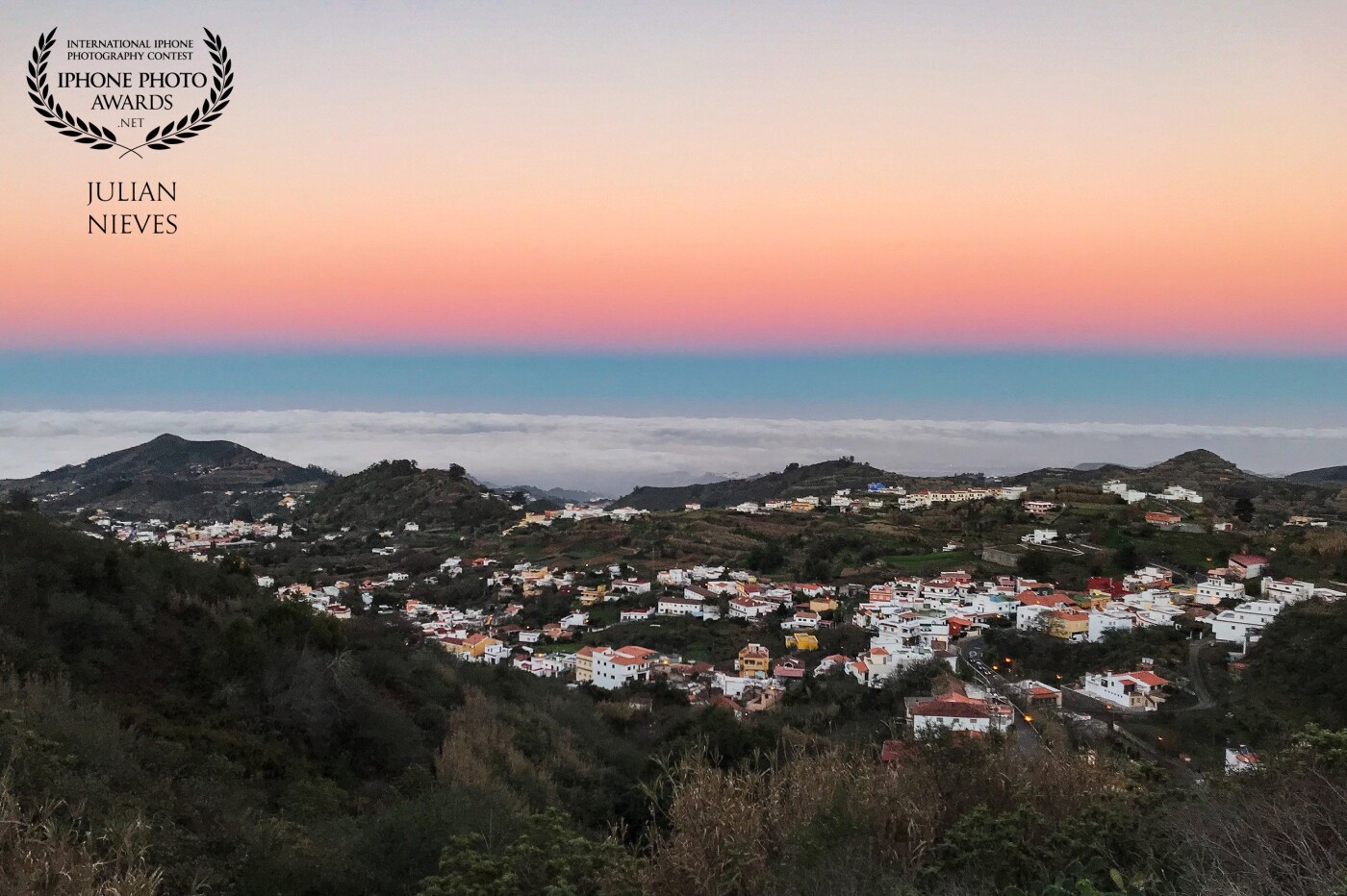 Los colores del atardecer  en la parte norte de la isla de Gran Canaria y como fondo el paisaje del municipio de Teror que se va cubriendo con las nubes del Oceano Atlántico.