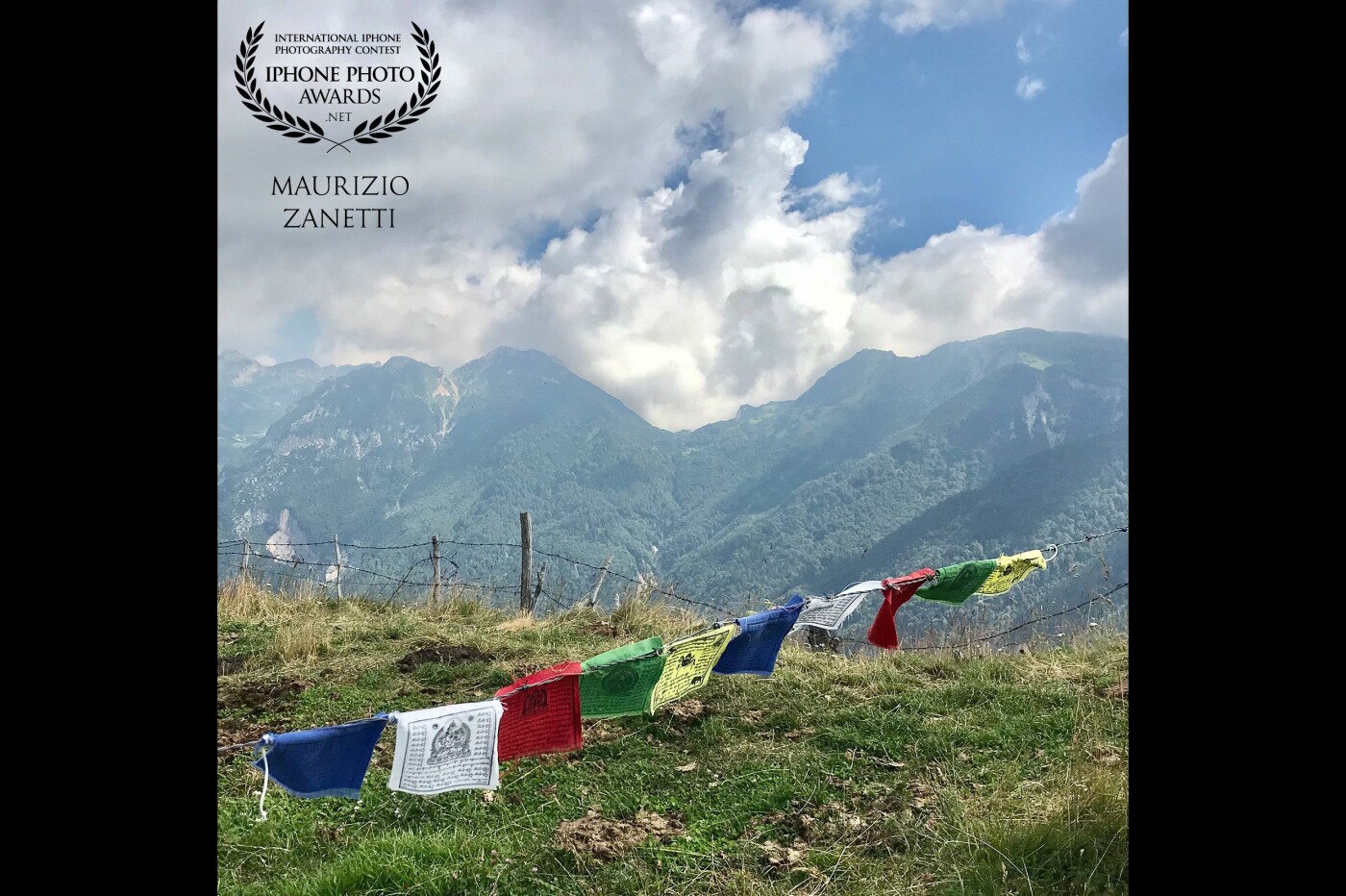 An hour's drive from Verona, on the Lessinia plateau, a path runs alongside a cliff for a few kilometers. They are the "crests of Mount Grolla", a masterpiece of nature in which it is easy to find chamois and marmots. And also the "lung-ta", the Tibetan prayer flags, spread in the wind by some hikers.