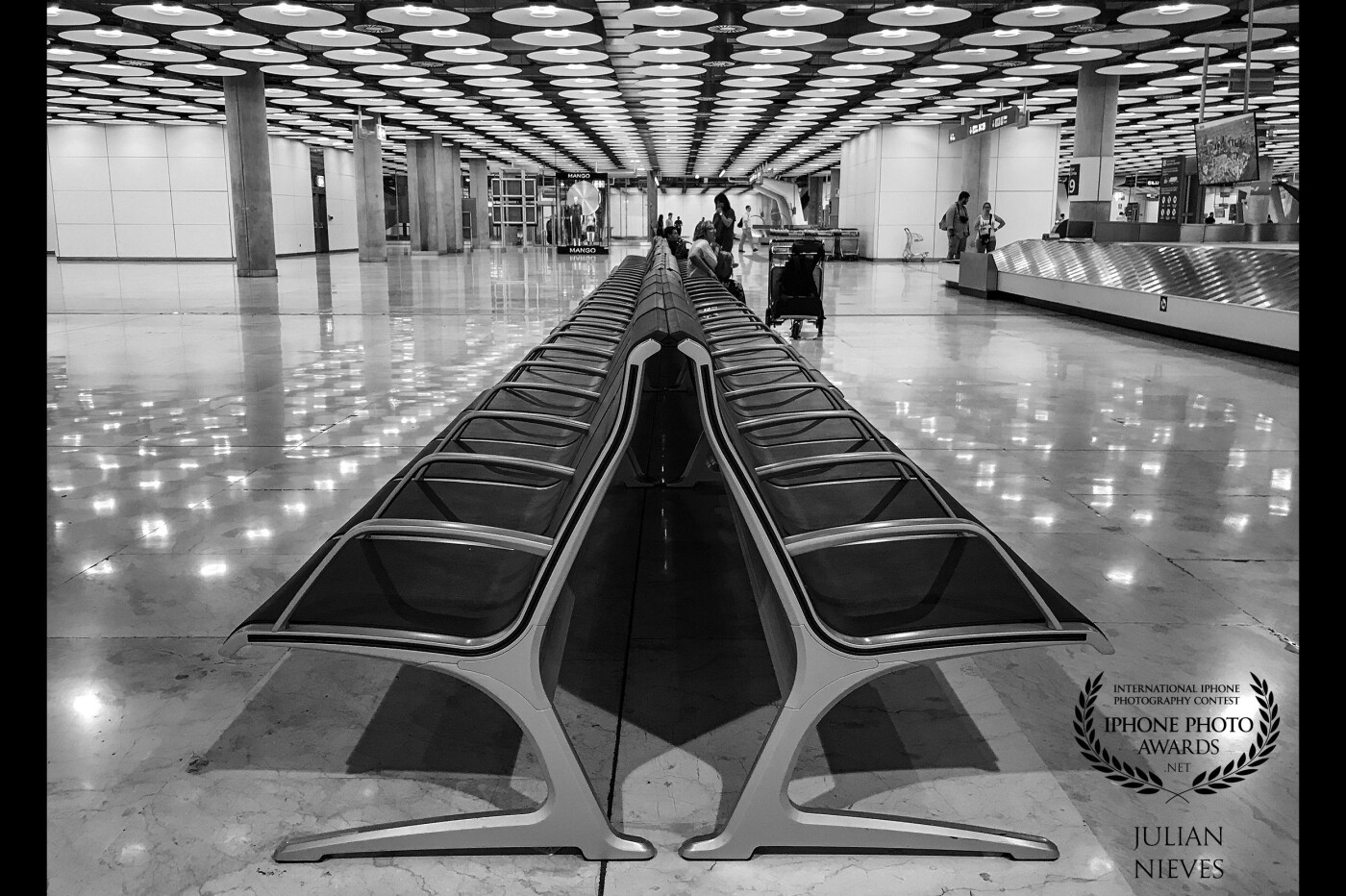 Si hay un el aeropuerto que de juego a la hora de hacer fotografías, ese es el Adolfo Suárez en Barajas-Madrid, terminal T4, su peculiar arquitectura y decoración lo hace muy interesante para el fotógrafo.