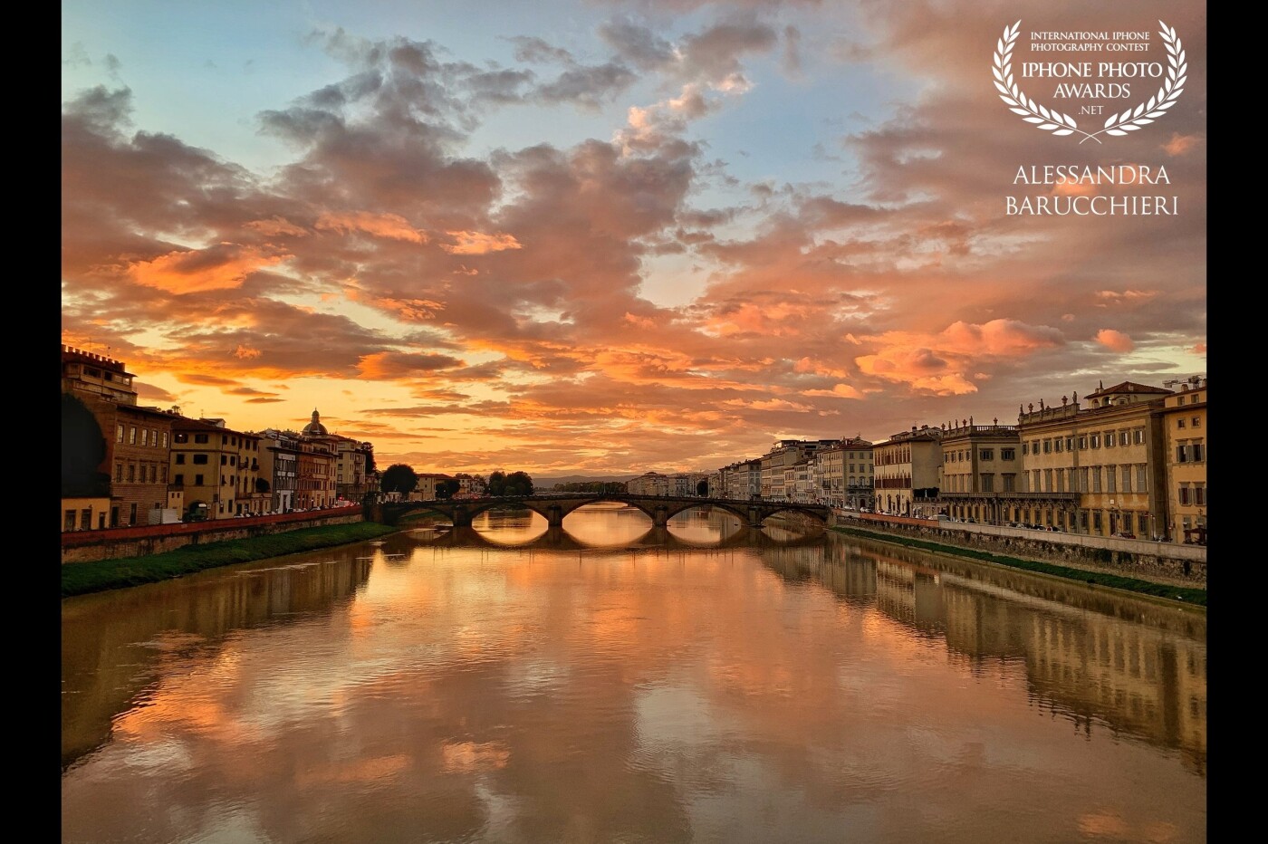A spectacular sunset over the Arno River, the river that runs through Florence, Italy<br />
Uno spettacolare tramonto sul fiume Arno, il fiume che attraverso Firenze, in Italia