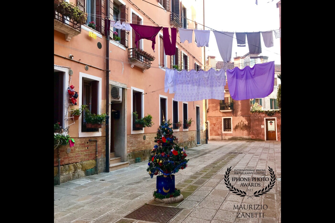 Christmas in Venice means being able to find a shared Christmas tree in a small square in the Castello district, far from the tourist flow. The photo dates back to the end of December 2018. A memory that the current pandemic makes even clearer. A wish that everything can be as before as soon as possible.
