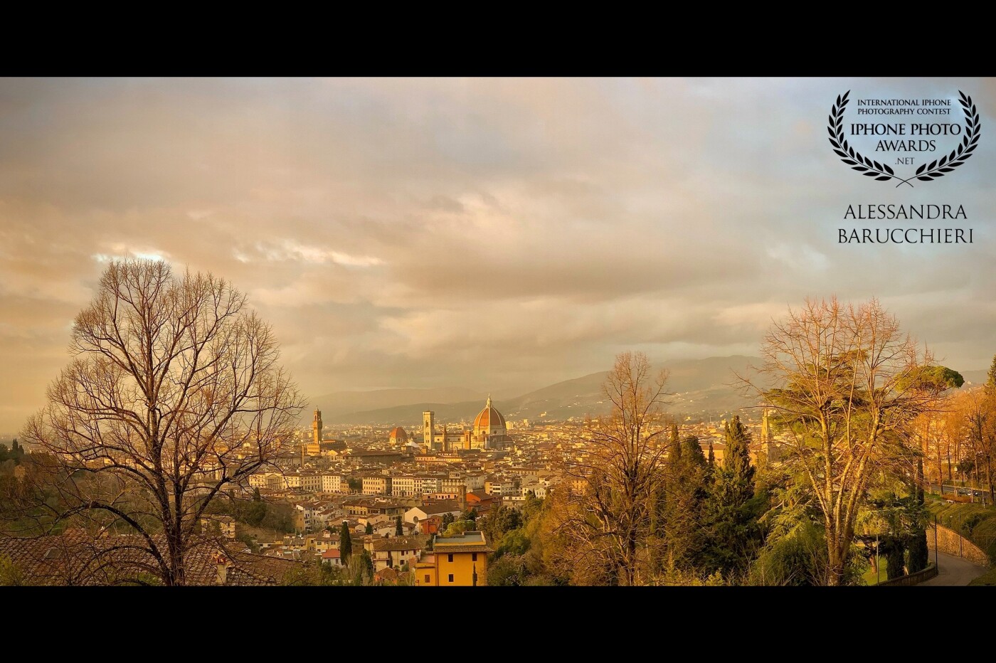 Florence, Italy<br />
The grazing light of a winter sunset immerses the city in a fairy tale.<br />
La luce radente di un tramonto invernale immerge la città in una favola.