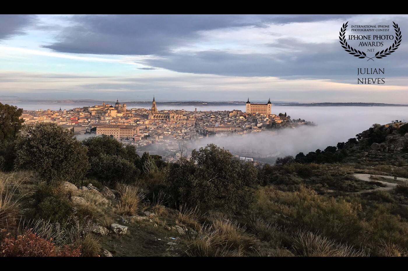 Una fría mañana de invierno en la ciudad de Toledo las nieblas hacen su aparición, para dejar una imagen idílica de la ciudad.