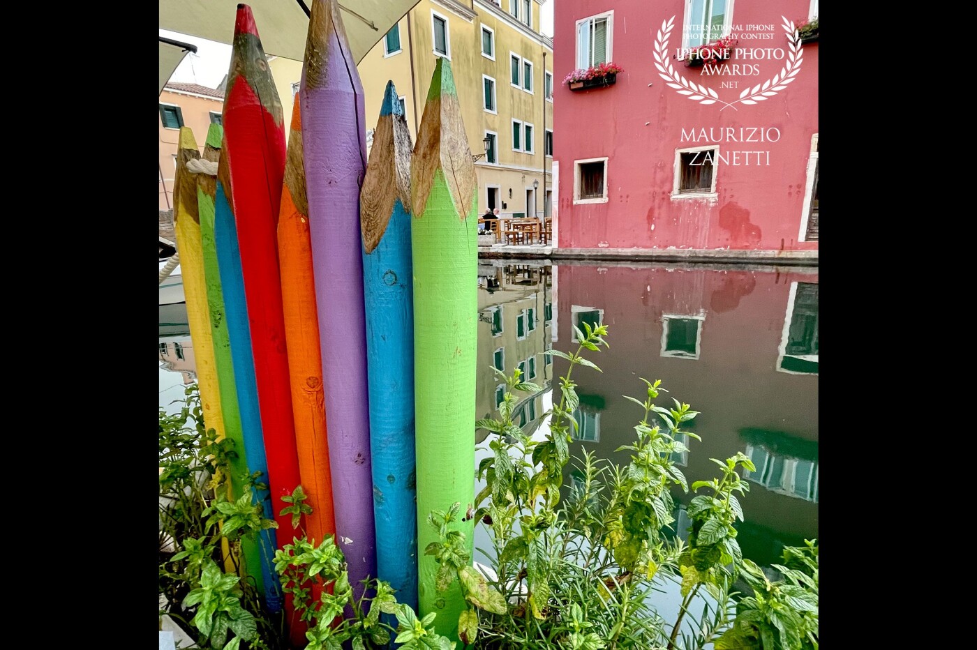 Chioggia, known and admired as "the little Venice", reserves continuous surprises among its streets and canals. Even the parapet between the tables of a "bacaro" and the canal gives joy with its rainbow of colors.