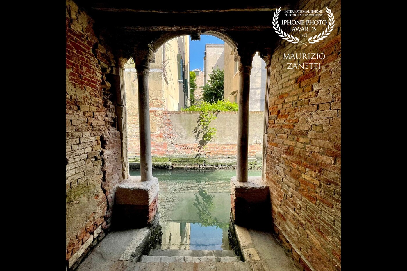 With a lot of curiosity and patience and a little luck, the splendid and well-known Venice can still surprise you with small priceless glimpses. Like the "Fondamenta de le Grue".