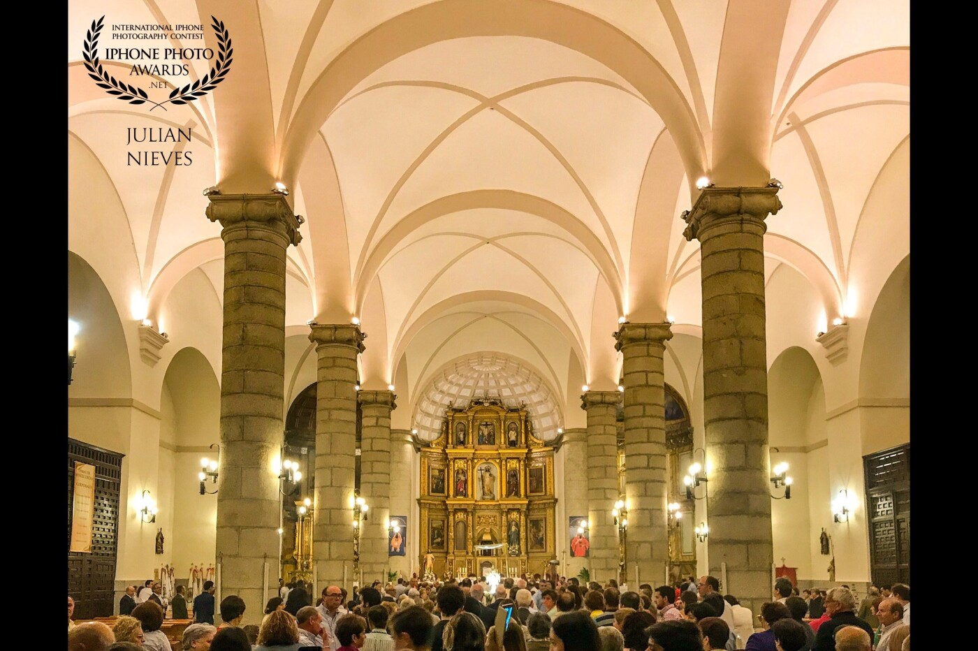 La iglesia de mi pueblo,  engalanada para acoger una de la mayores fiestas católicas, la festividad del Corpus Christi y ensalzar el Santísimo Sacramento en Madridejos - Toledo.