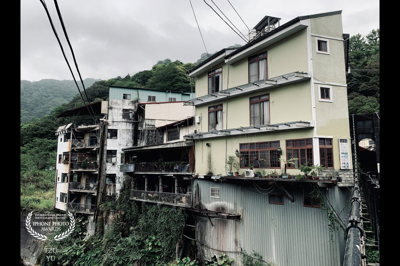 There is a hot spring township in central Taiwan, where houses were damaged due to a typhoon in a certain year. Before the development of tourism was popular here, now there are only small dilapidated and sparsely populated villages