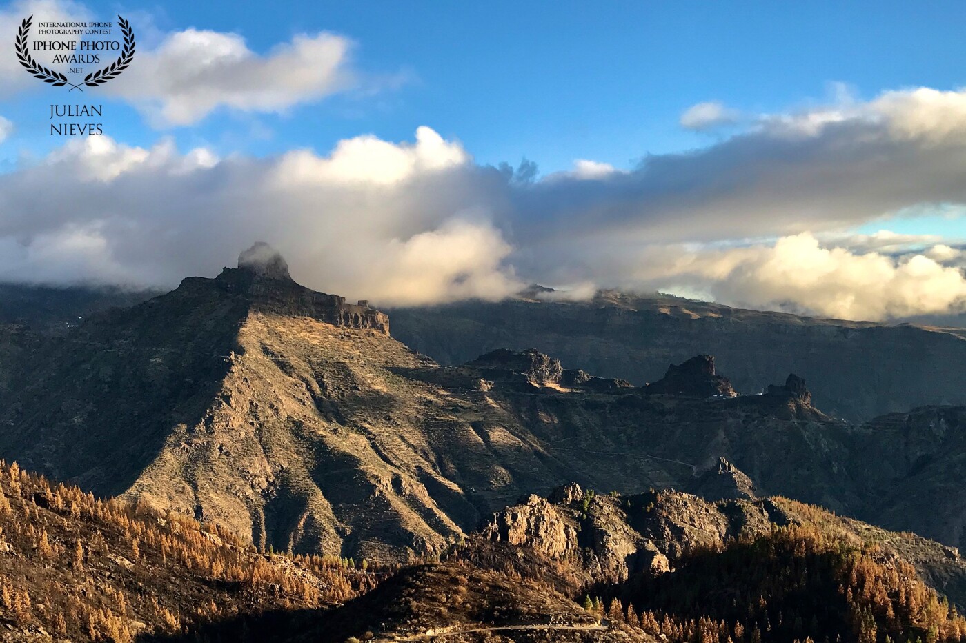 Imagen realizada al atardecer en la isla de Las Palmas de Gran Canaria, es uno de los iconos de la isla el Roque Bentayga, es toda una casualidad verlo entre nubes y poderlo fotografíar es una suerte,  ya que la mayoría de las veces es ver las nubes por debajo del Roque.