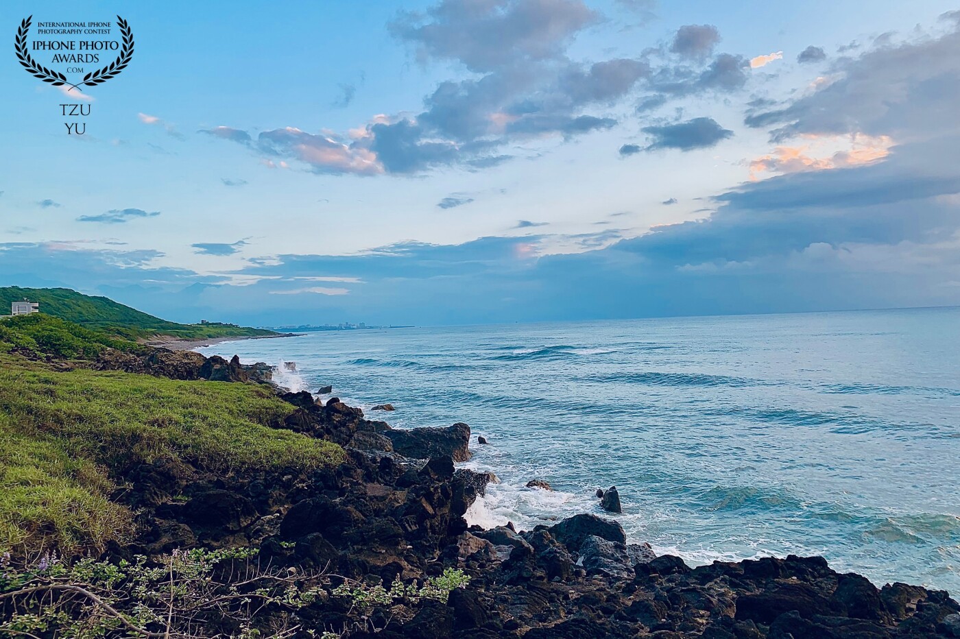 Taken in Hualien, East Coast of Taiwan<br />
The rocks are connected to the sea level, and the waves hit the scenes, connected to the blue sky and white clouds, making people feel refreshed, and all the pressure is released in an instant