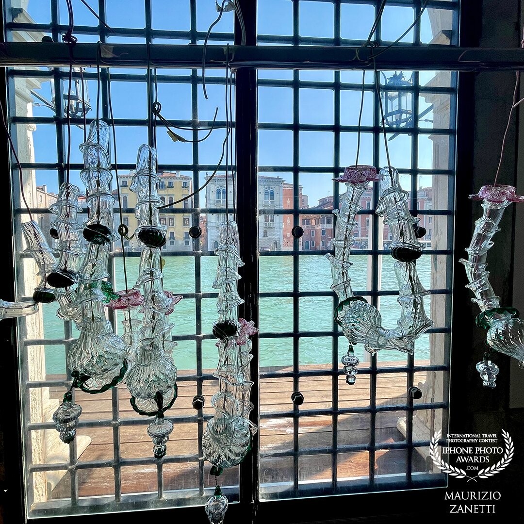 Venice is always a wonder and always has something new to show us. For example Palazzo Vendramin Grimani, reopened to the public in 2019 thanks to the Golden Tree Foundation. And from his living room on the ground floor a window on the Grand Canal.