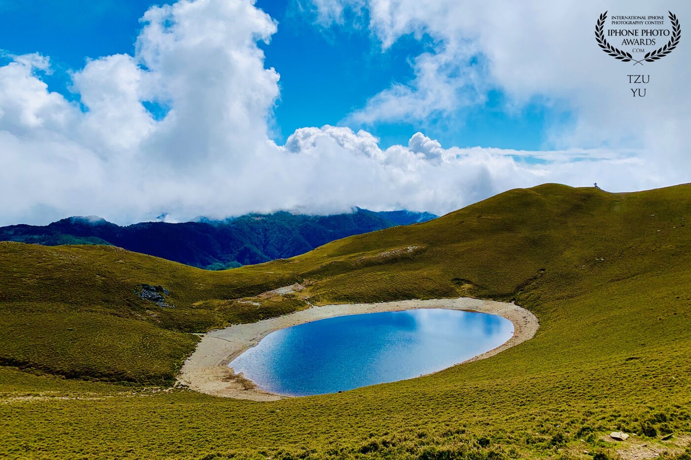 This is what I think is the most beautiful alpine lake in Taiwan, "Jiaming Lake", also known as "Angel's Tears". After climbing for three days and two nights, I finally arrived. The clear lake reflected by the blue sky and white clouds is really attractive. Welcome to Taiwan. travel