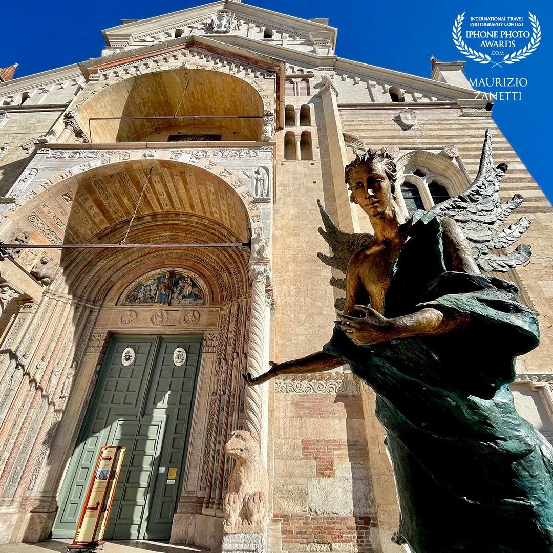 "The blue angel of welcome" is the bronze statue of the artist Albano Poli. In front of the Cathedral of Verona reminds passers-by of the word "welcome". Never before as indispensable in our daily vocabulary.